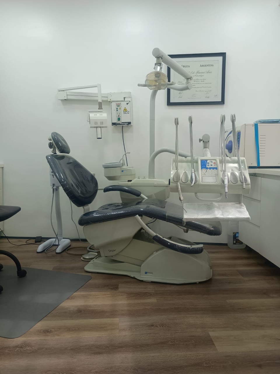 Sillón ergonómico de alta precisión en gabinete odontológico en Villa Urquiza
